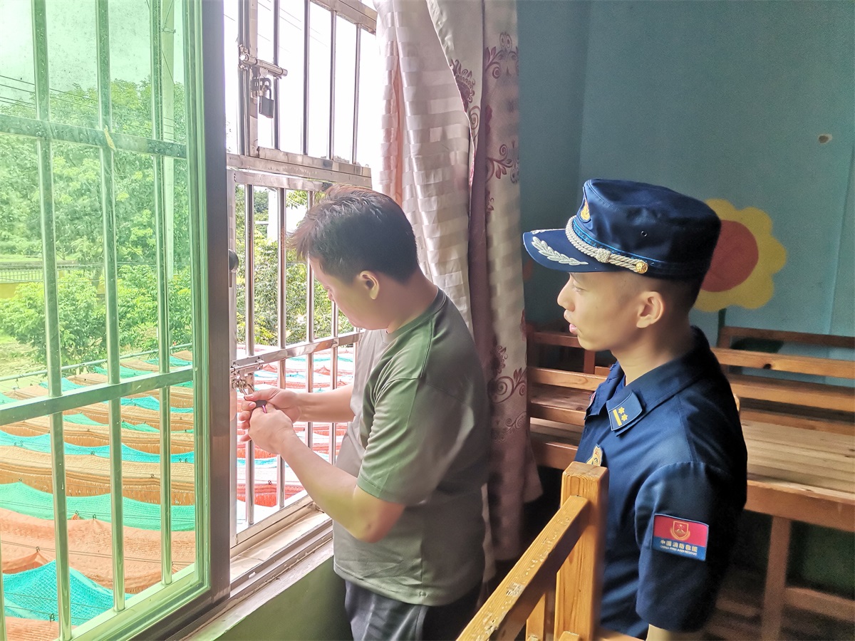实地检查是否开设逃生窗口现场图片