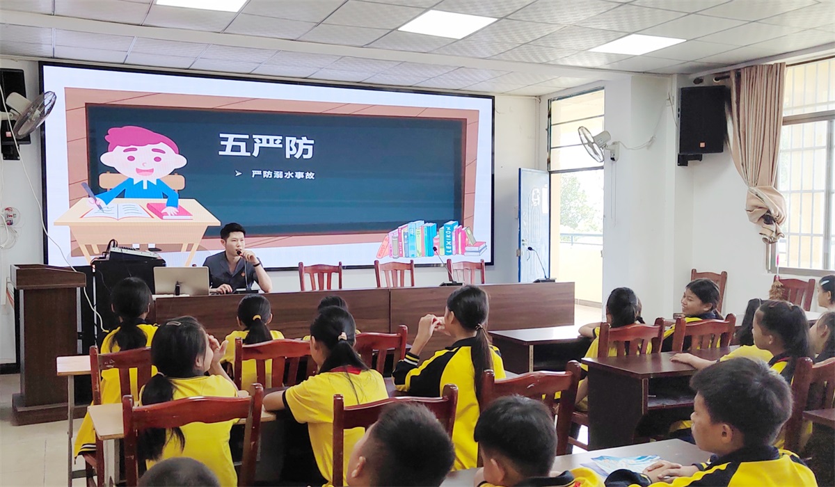 昌江法院法官助理、法治副校长林子雄在叉河镇中心学校开展法治宣讲