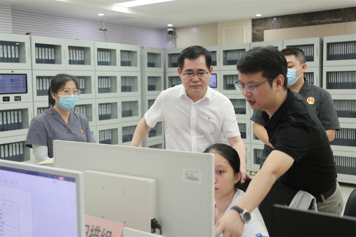 昌江法院党组书记、院长钟振强详细了解无纸化办案各环节运行中的堵点问题
