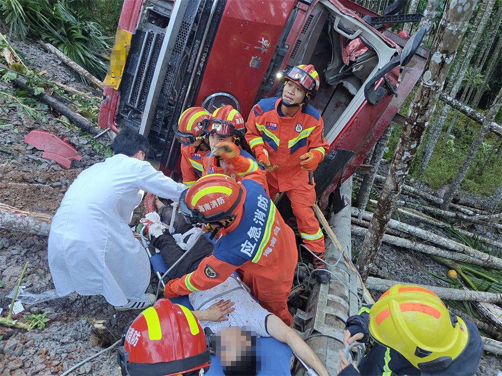 消防救援人员将被困人员救出给医护人员救治现场图片