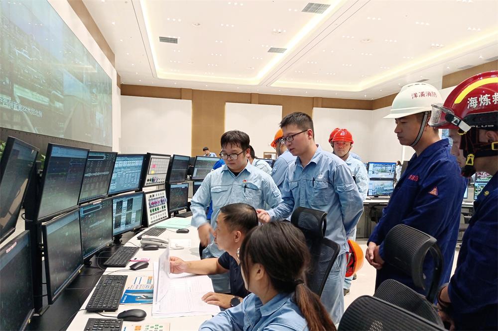 在海南炼化中控室，检查组对企业安全管理流程进行了解