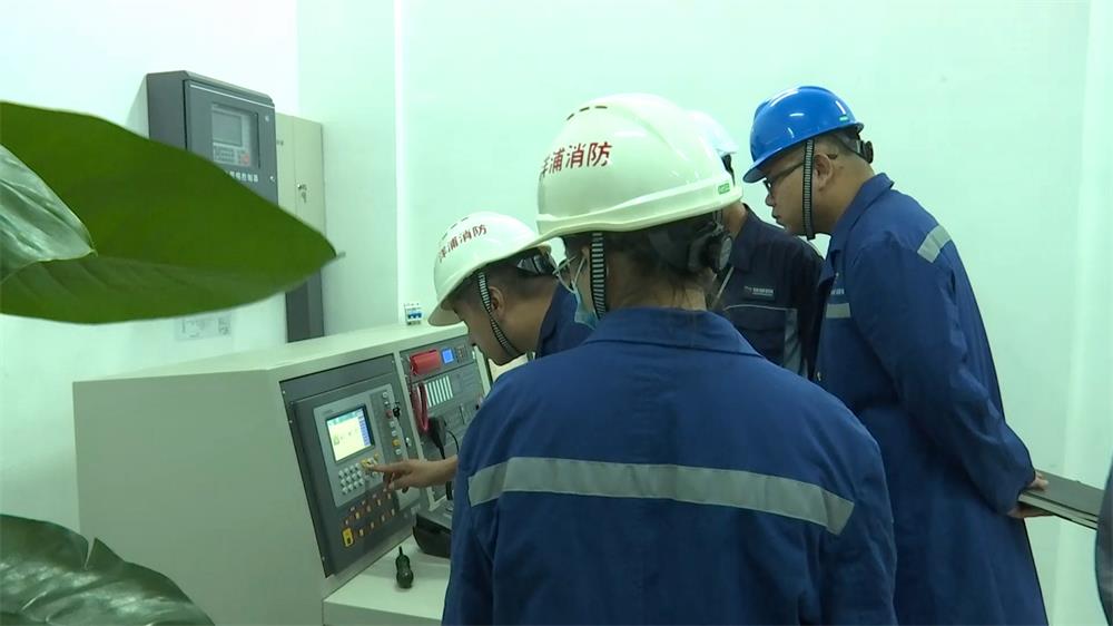 在京博（海南）新材料，检查组对消防控制室设备进行详细检查