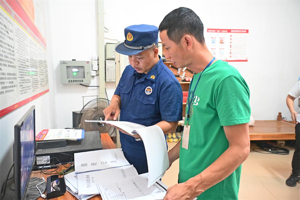 在农贸市场，消防人员检查消防控制室值班记录是否规范