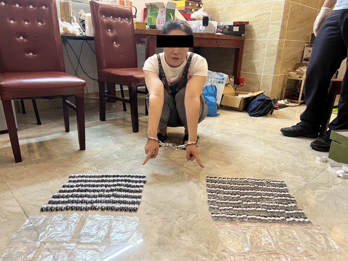 图为犯罪嫌疑人陈某指认涉毒电子烟弹