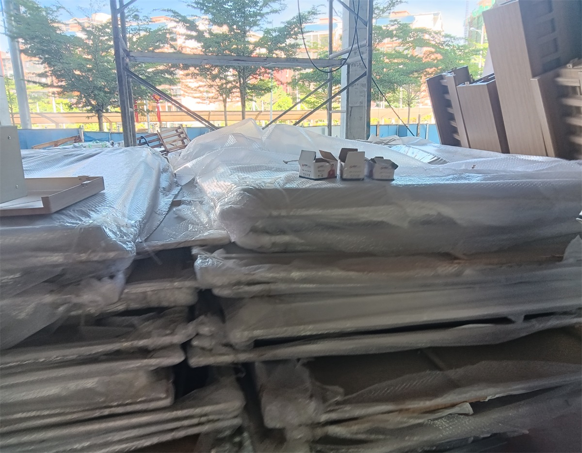 电焊作业下方堆放大量可燃装修材料现场图片
