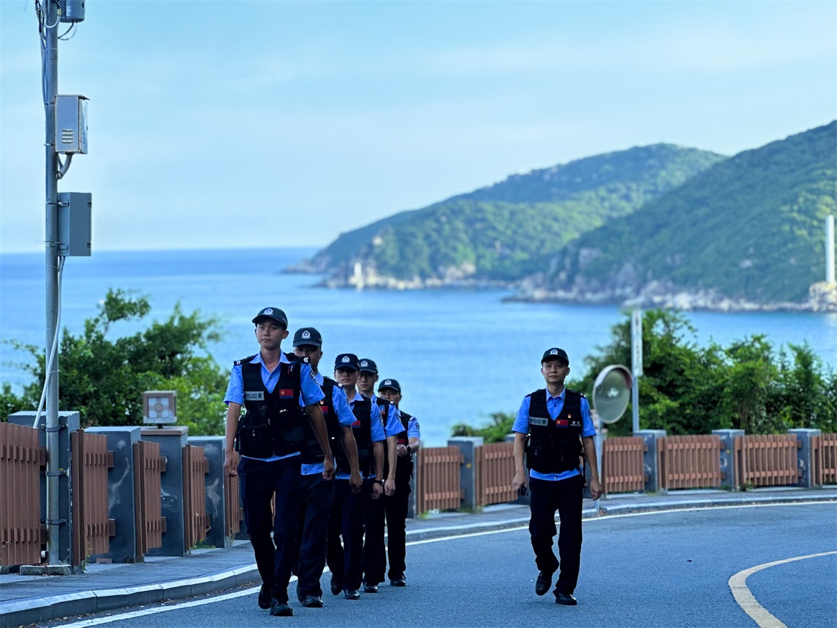 图为亚龙湾海岸派出所民警开展日常路面巡逻2