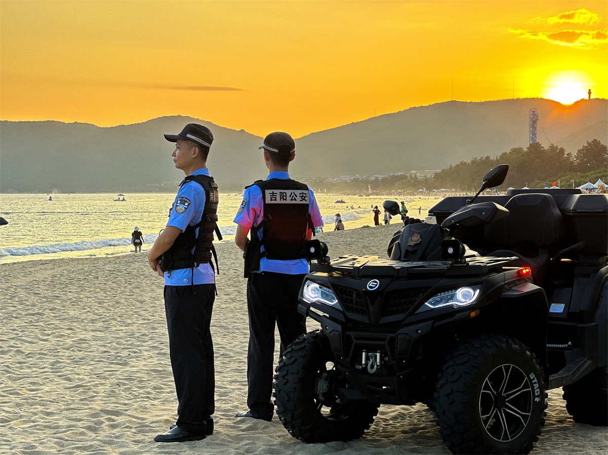 图为亚龙湾海岸派出所民警在沙滩开展日常执勤