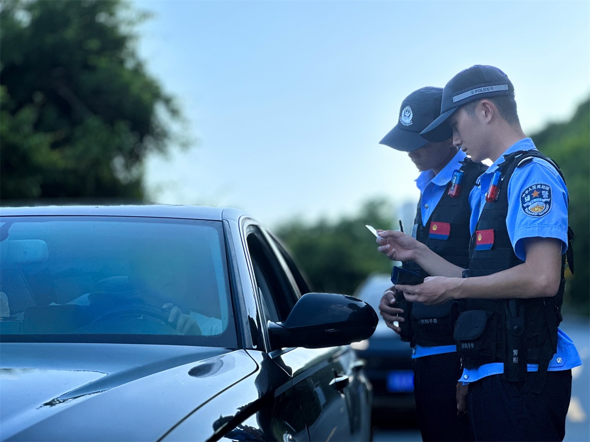图为亚龙湾海岸派出所民警对车辆进行盘查