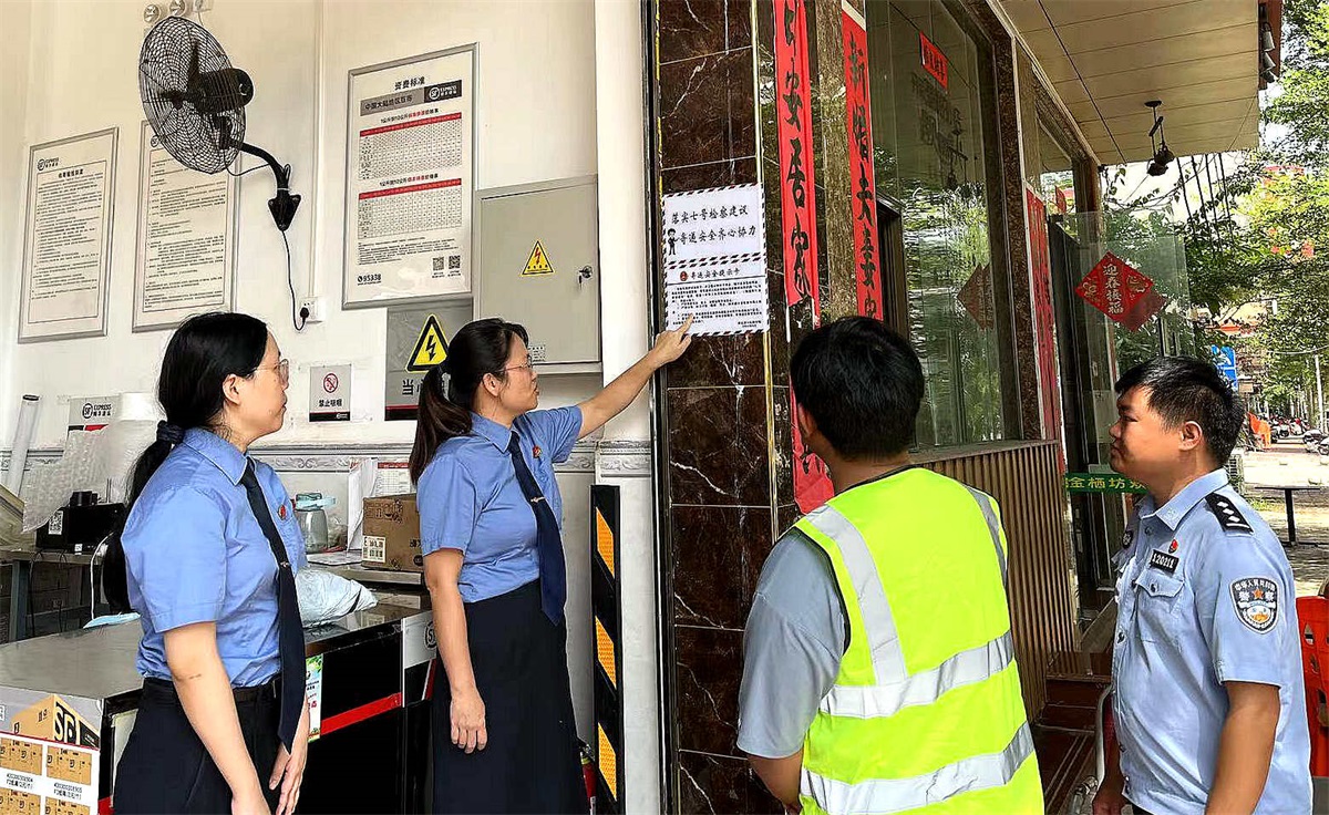 邓智英主任讲解我院制作的“七号检察建议”寄递安全提示卡宣传内容