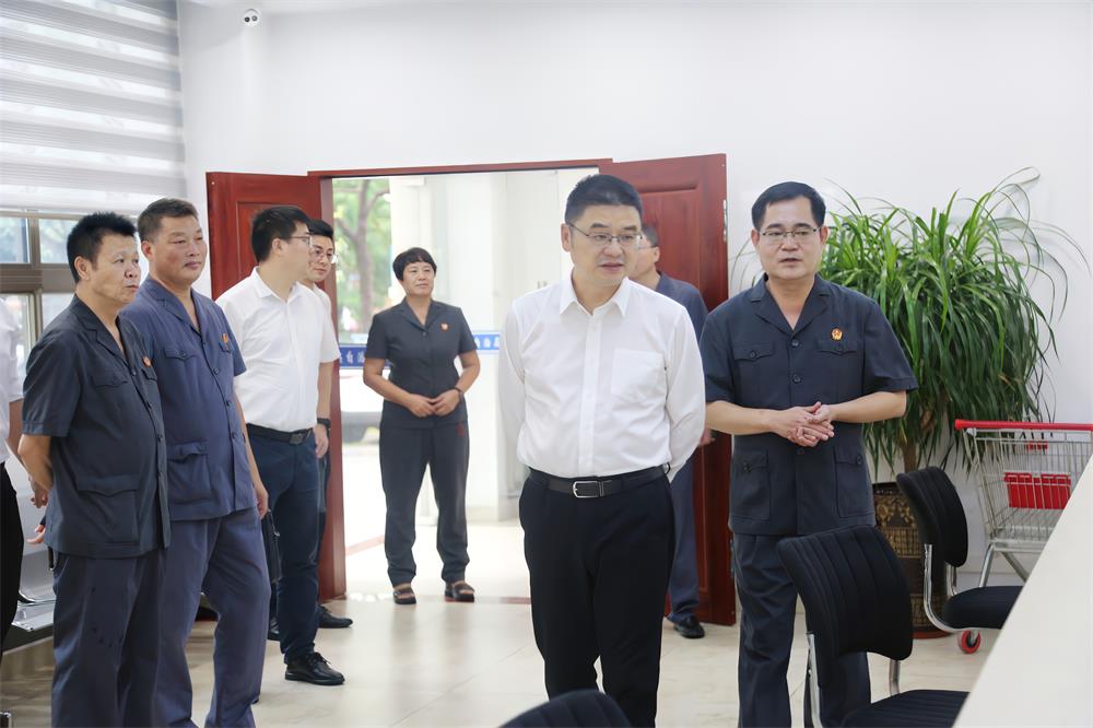 省高院戴军院长一行实地察看昌江法院执行指挥中心等场所