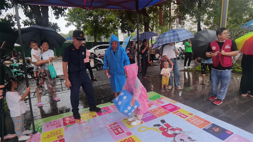 宣传人员组织群众积极参与“消防安全知多少”主题趣味游戏，并利用游戏普及消防安全知识现场图片（2）