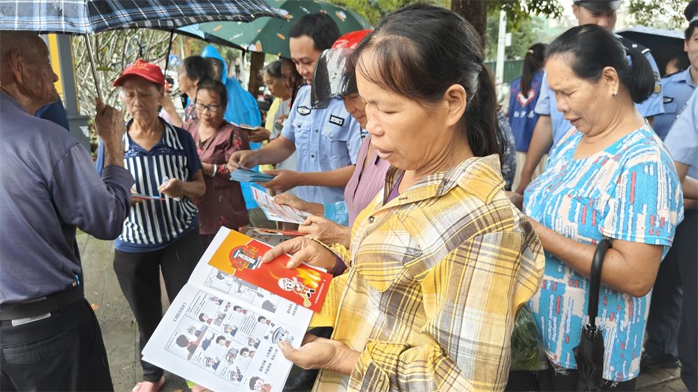 宣传人员向群众边发放消防安全知识手册边讲解知识现场图片