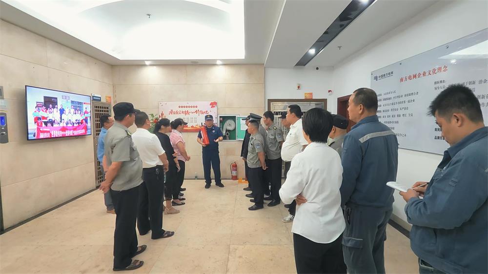 宣传人员讲解如何正确使用灭火器及维护保养等知识现场图片
