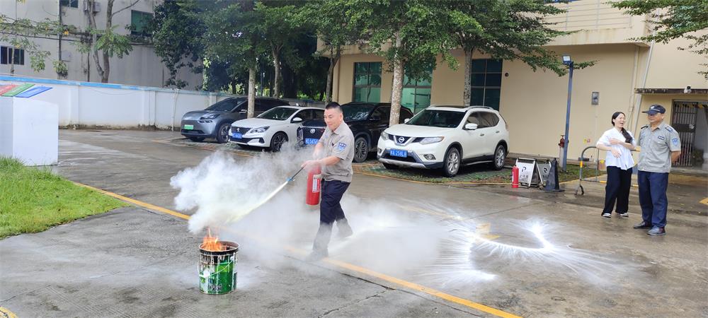 该公司员工实践使用灭火器扑灭初期火灾现场图片