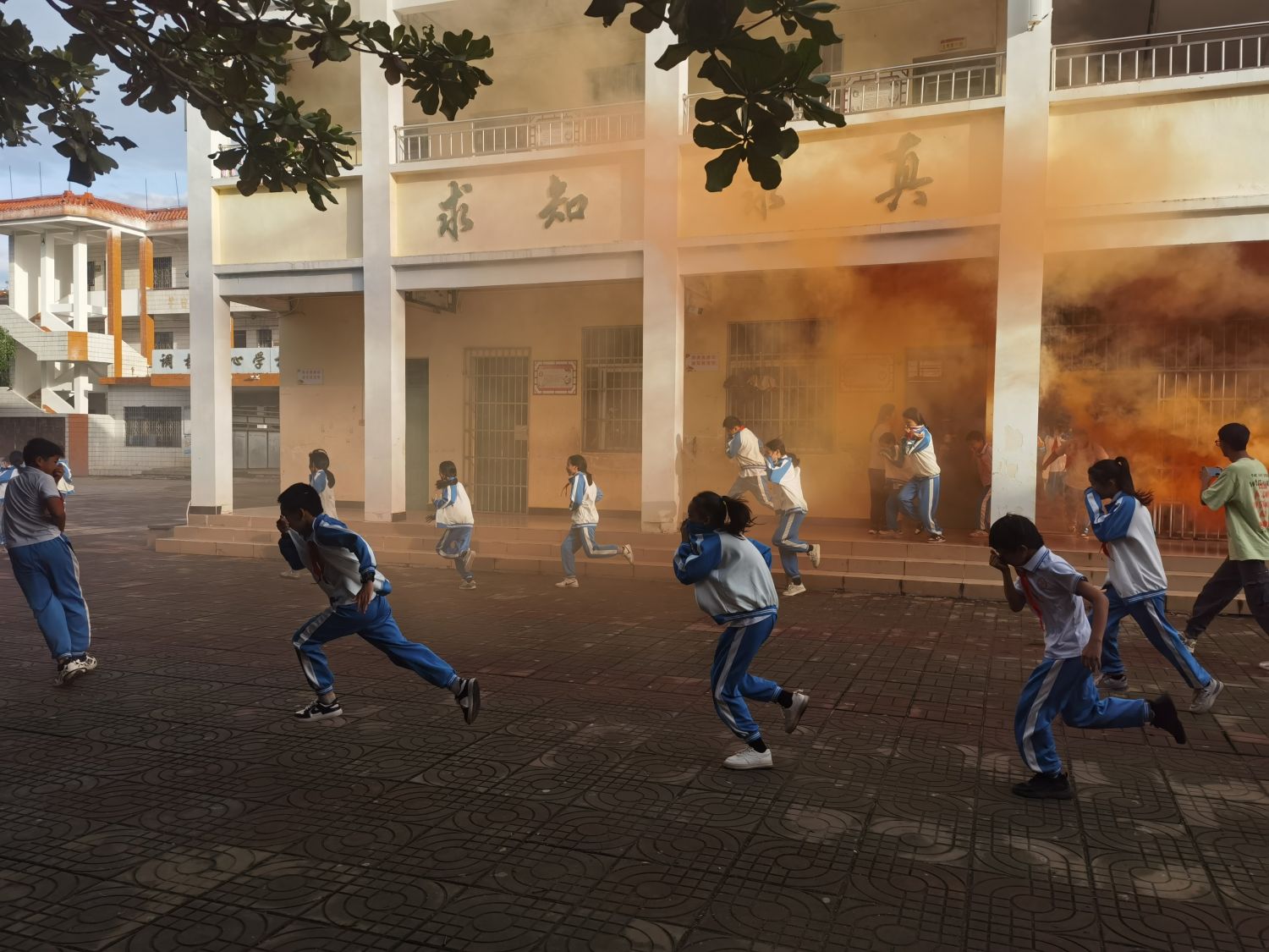 临高县调楼专职站站联合调楼小学开展演练和宣传2