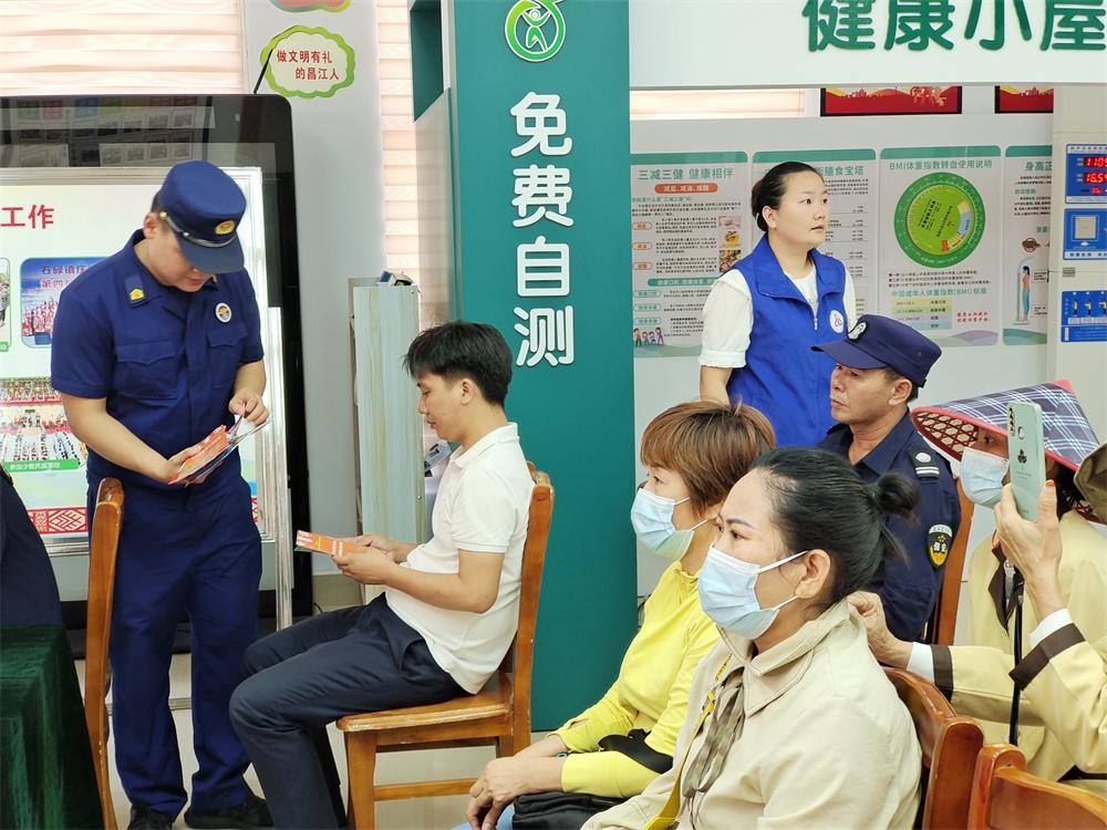 向群众发宣传资料