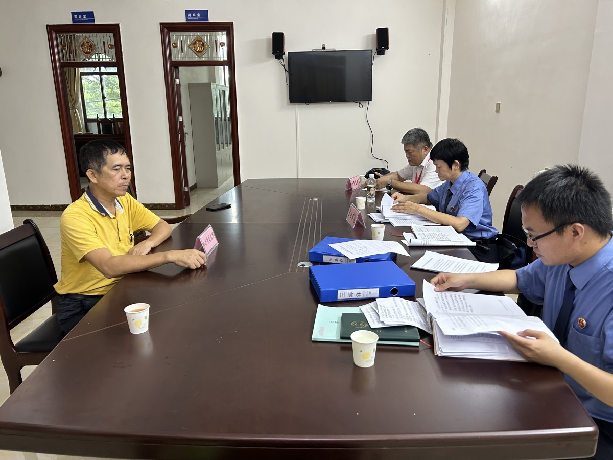 检察干警认真细致查阅了辖区在矫未成年人社区矫正对象的监督管理档案，并与司法所相关负责人进行深入讨论交流。2