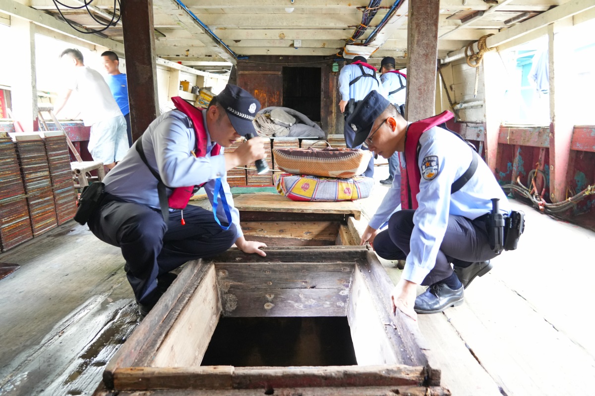3、白马井海岸派出所民警对即将出海船舶进行安全检查，确保出海航行安全