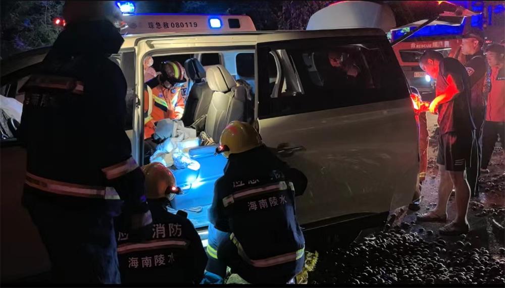 海南陵水：G98高速4车相撞，3人被困，消防紧急救援 (5)