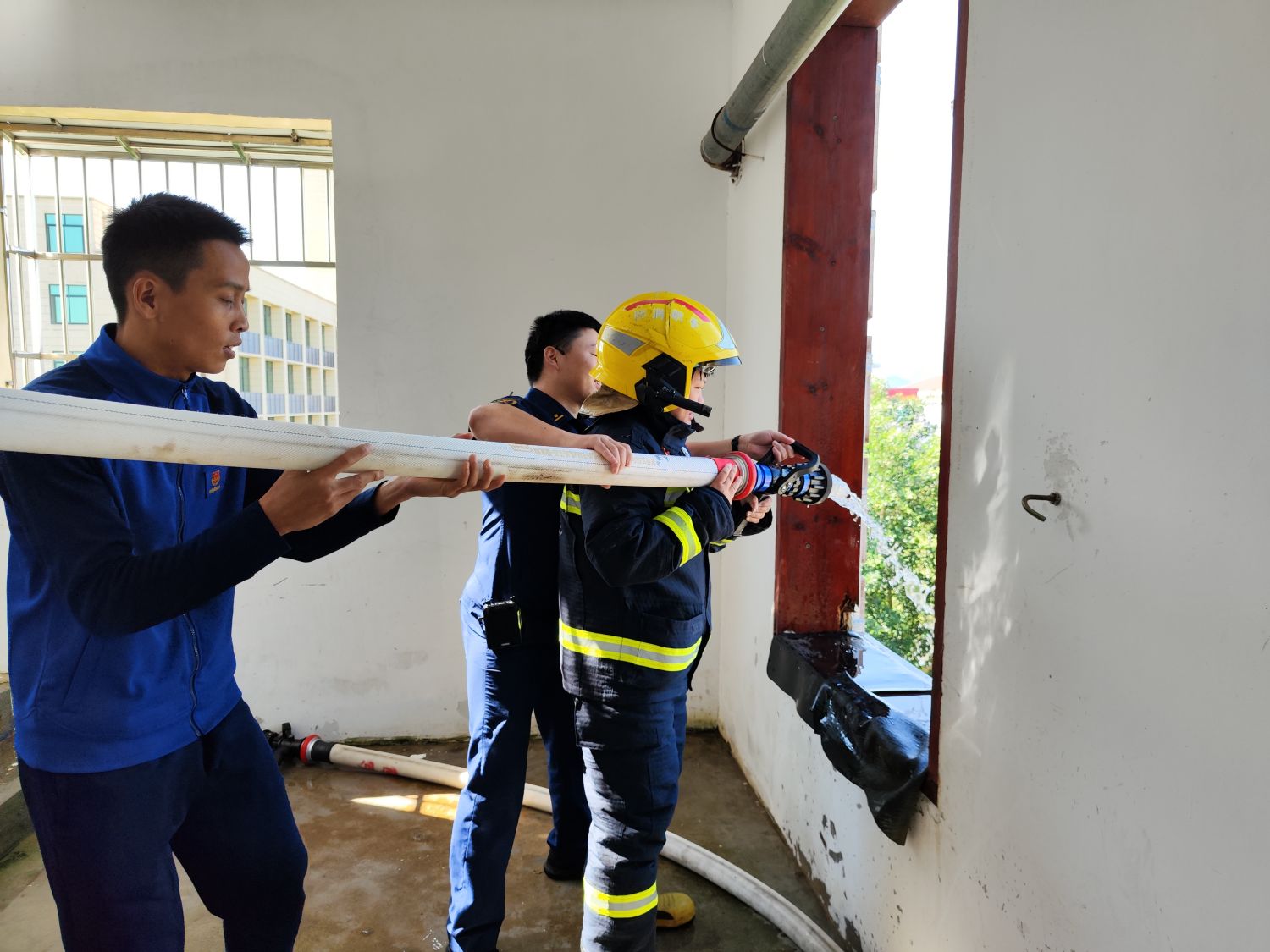 白沙消防：80余名工会职工走进红门，零距离体验消防，提升消防安全技能图片 (5)