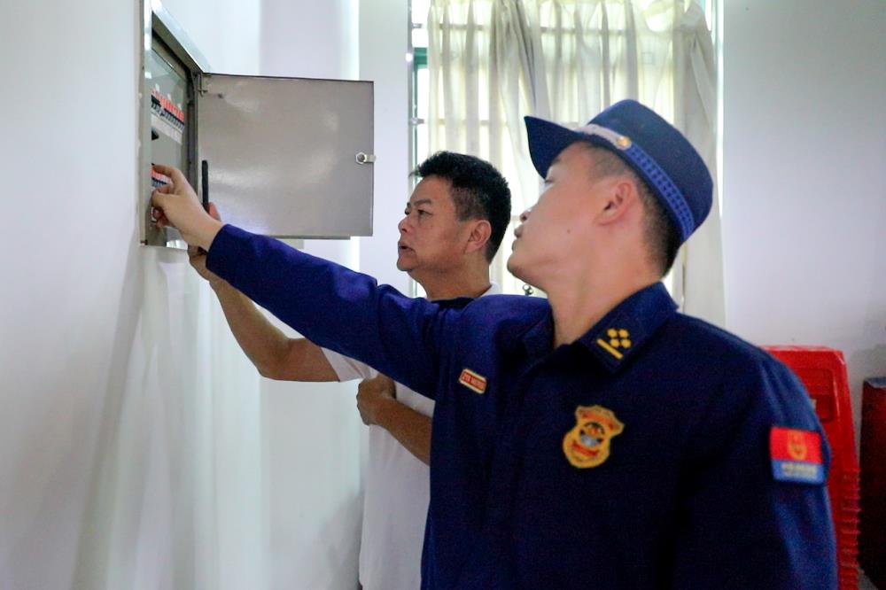 检查人员对应急照片开关系统进行检查测试.jpg