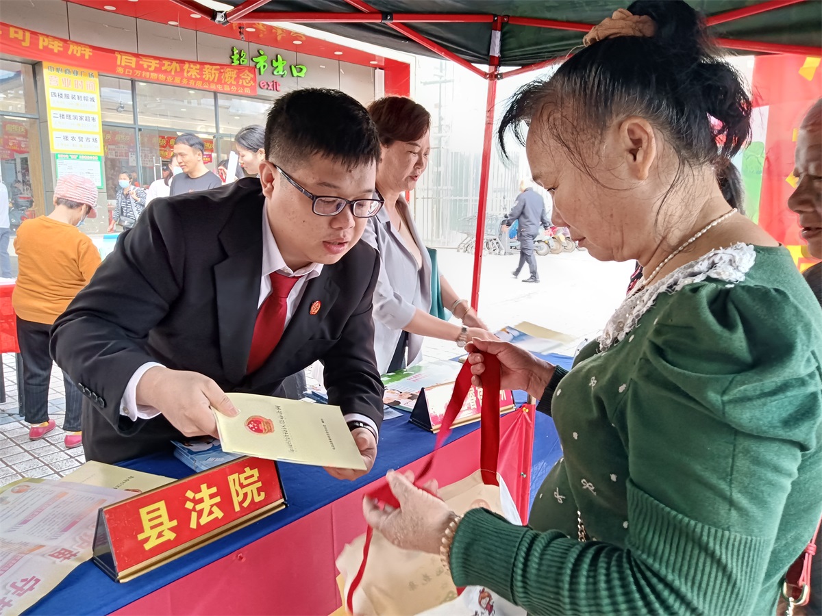 2023-11-30 组织干警开展宪法宣传周普法宣传活动 (3)