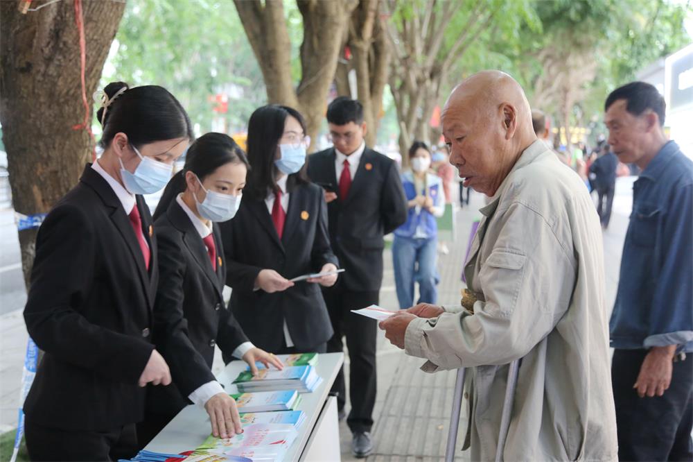 发放宣传资料
