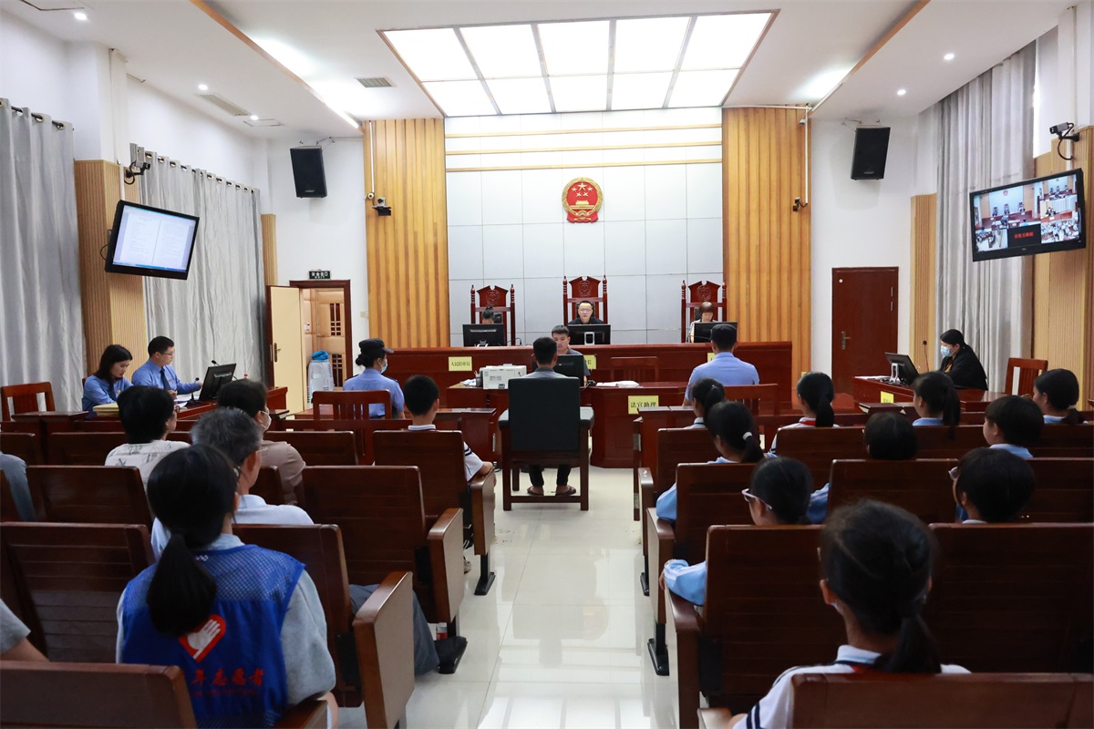 12月5日下午，乐东法院联合团县委举办宪法宣传周“法院开放日”活动，邀请县人大代表、县政协委员以及首都师范大学附属乐东第一小学五年级的学生共40余人，走进法院实地参观、旁听庭审，“零距离”“体验式”学法，进一步感受法治文化。图为旁听庭审