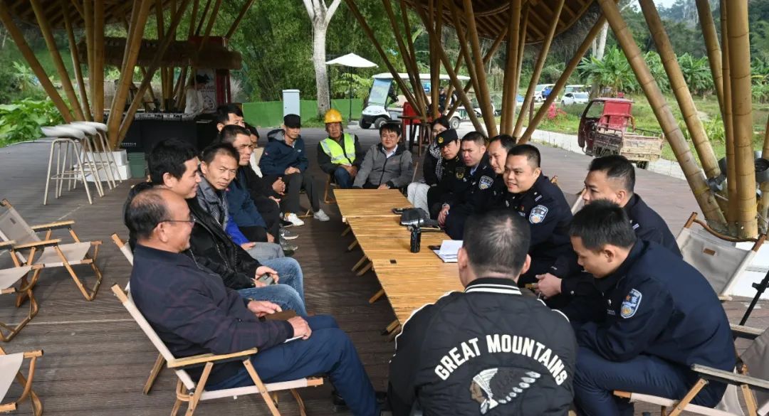 图为民警在毛纳村与村干部、企业代表、群众代表座谈