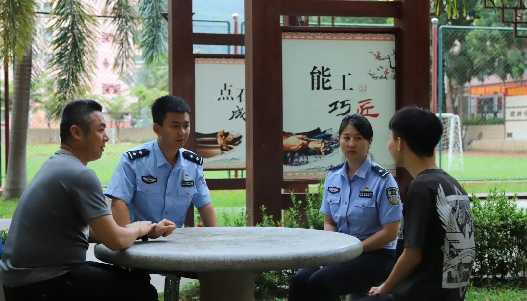 图为民警到社区征集群众意见建议