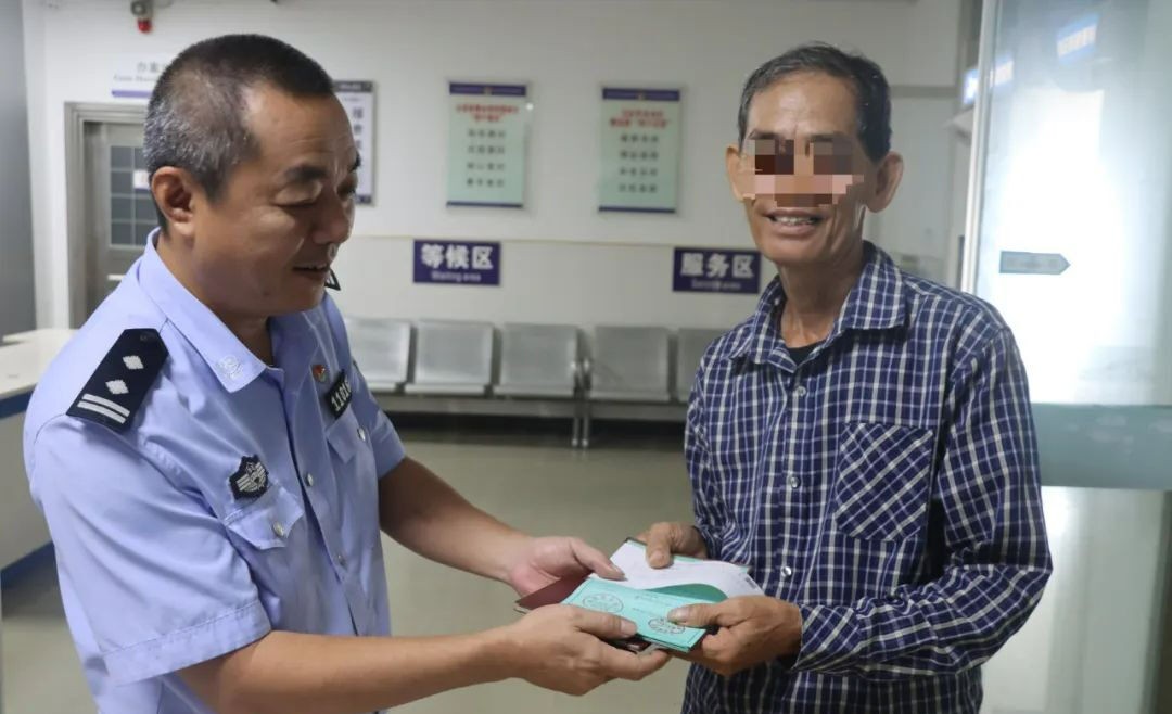 图为南圣派出所为群众解决户籍问题