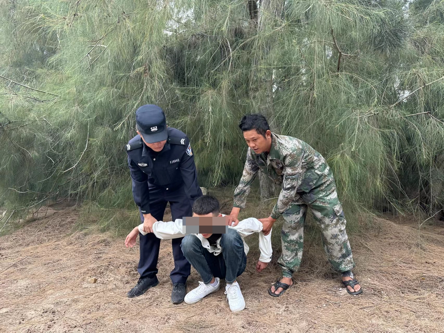 图为民警联合联防队员抓获嫌疑人_编辑