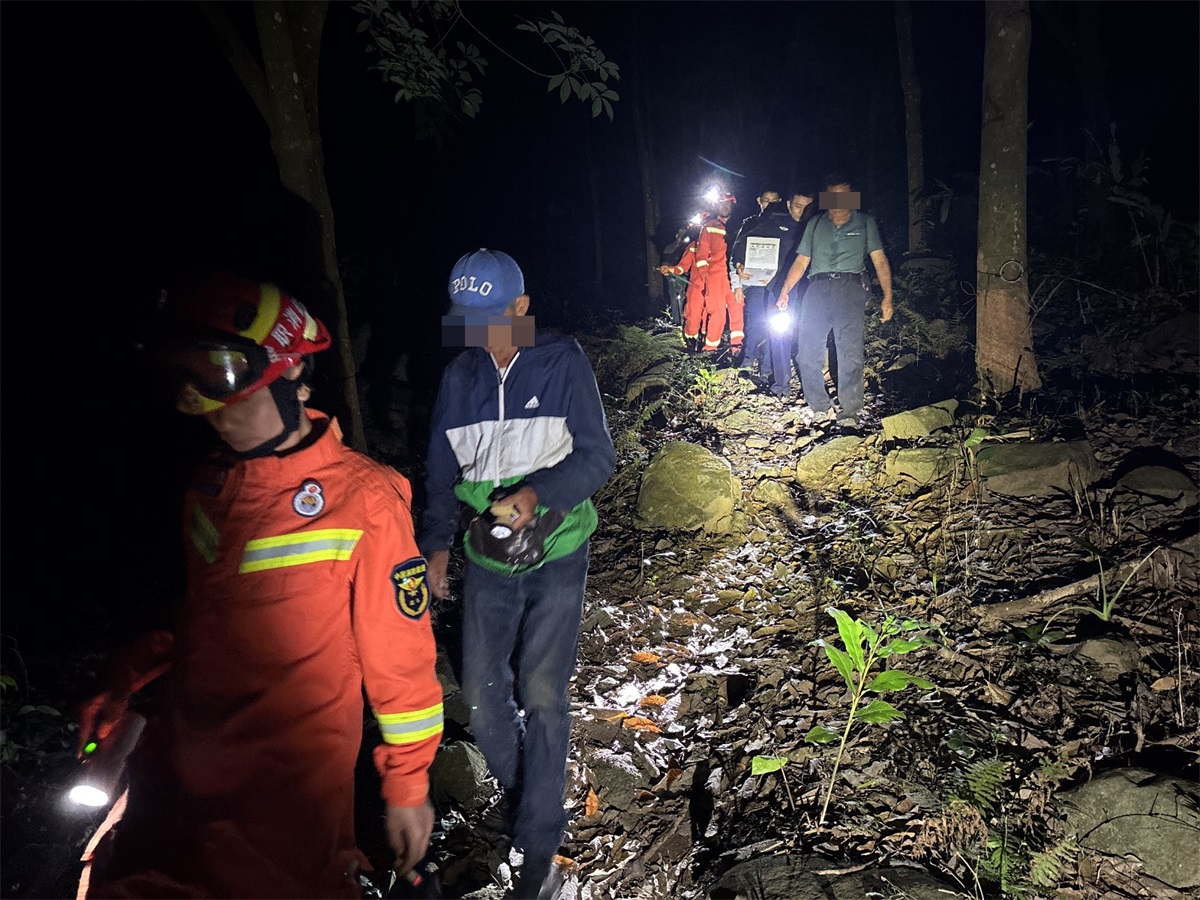 白沙大队安全护送被困人员下山 (2)_编辑