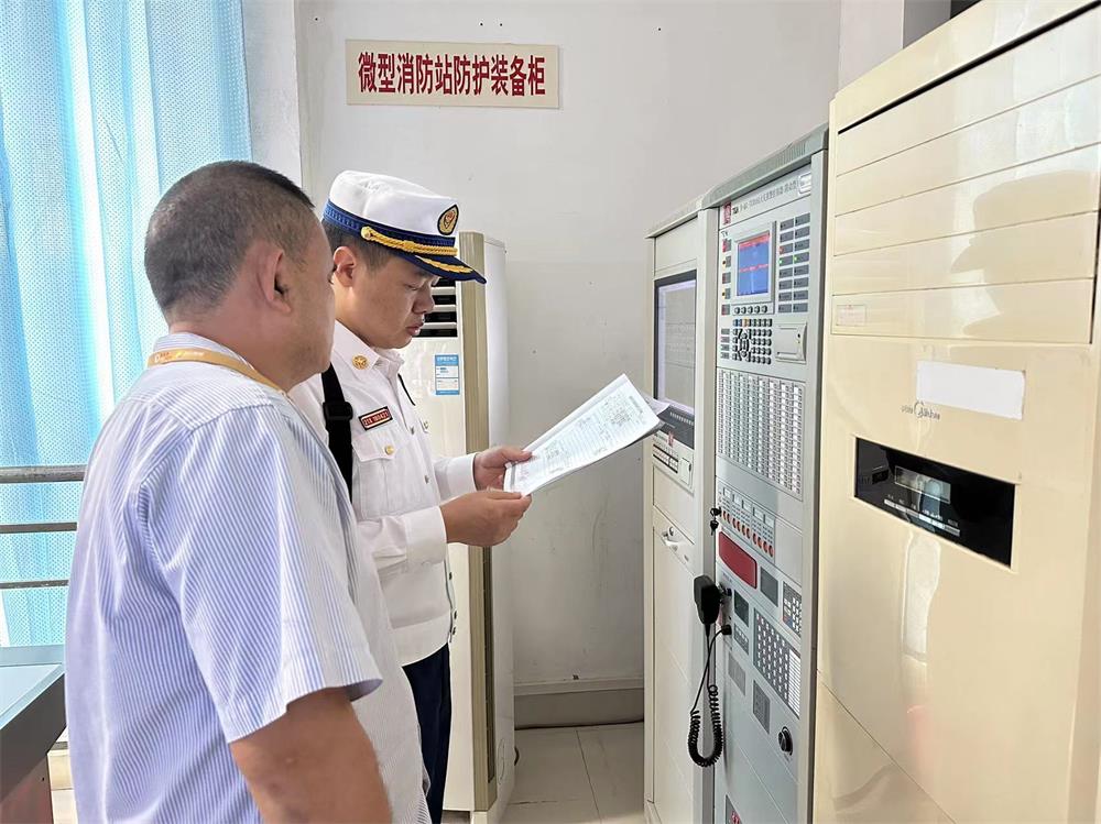 某中学消防控制室内。检查人员检查火灾报警控制器完好情况
