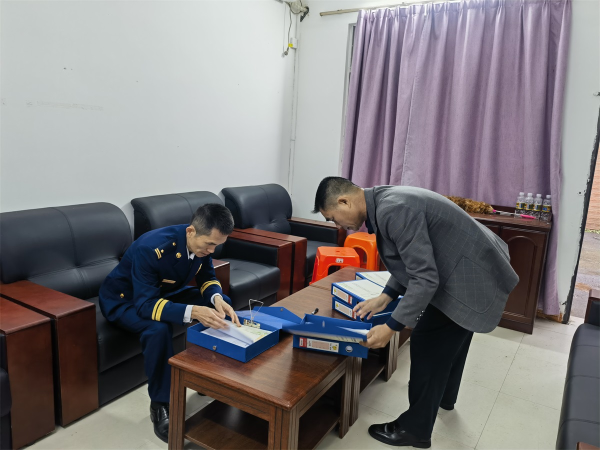 营造校园安全环境 白沙消防联合教育部门开展校园消防安全专项检查（图片） (1)