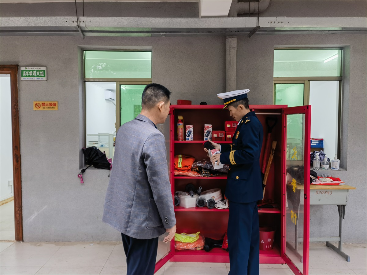 营造校园安全环境 白沙消防联合教育部门开展校园消防安全专项检查（图片） (3)
