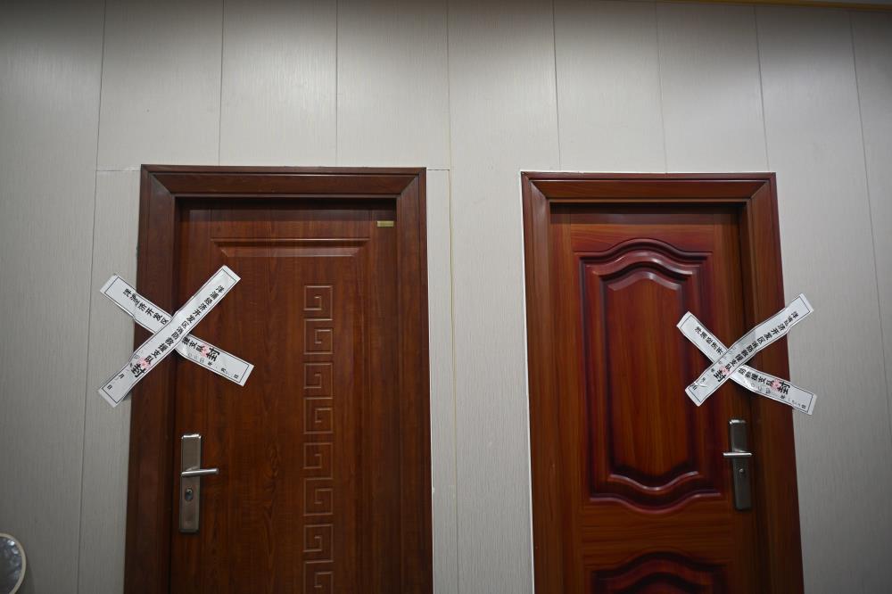 消防监督人员依法对2间宿舍进行临时查封