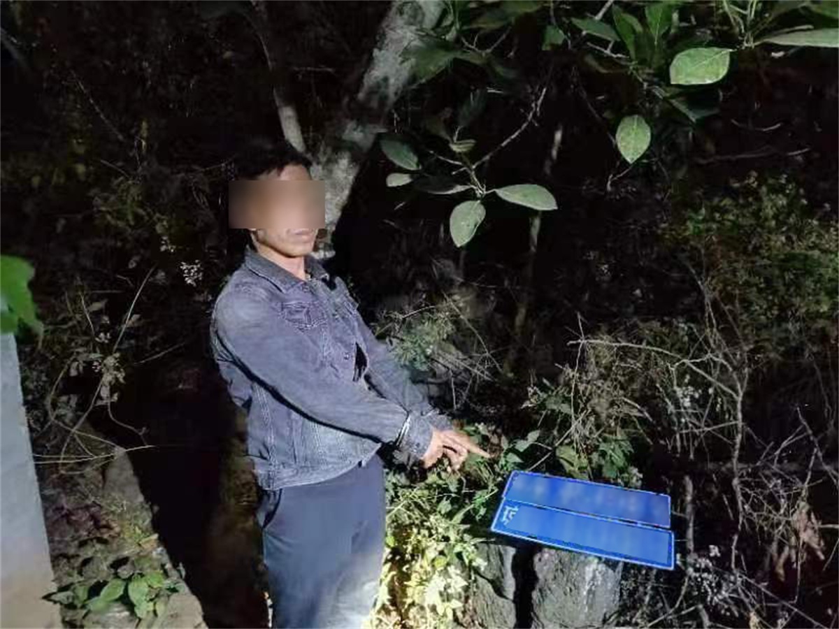 图为嫌疑人指认套用的车牌
