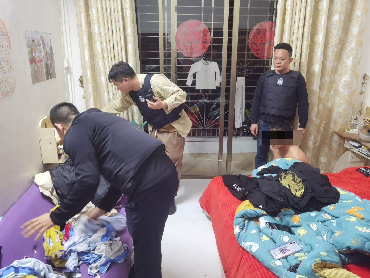 图为抓捕嫌疑人现场_编辑