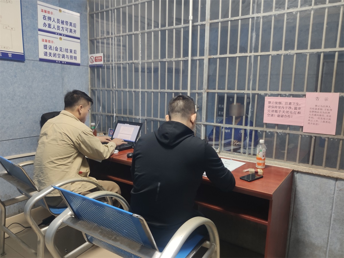图为民警突击审讯嫌疑人