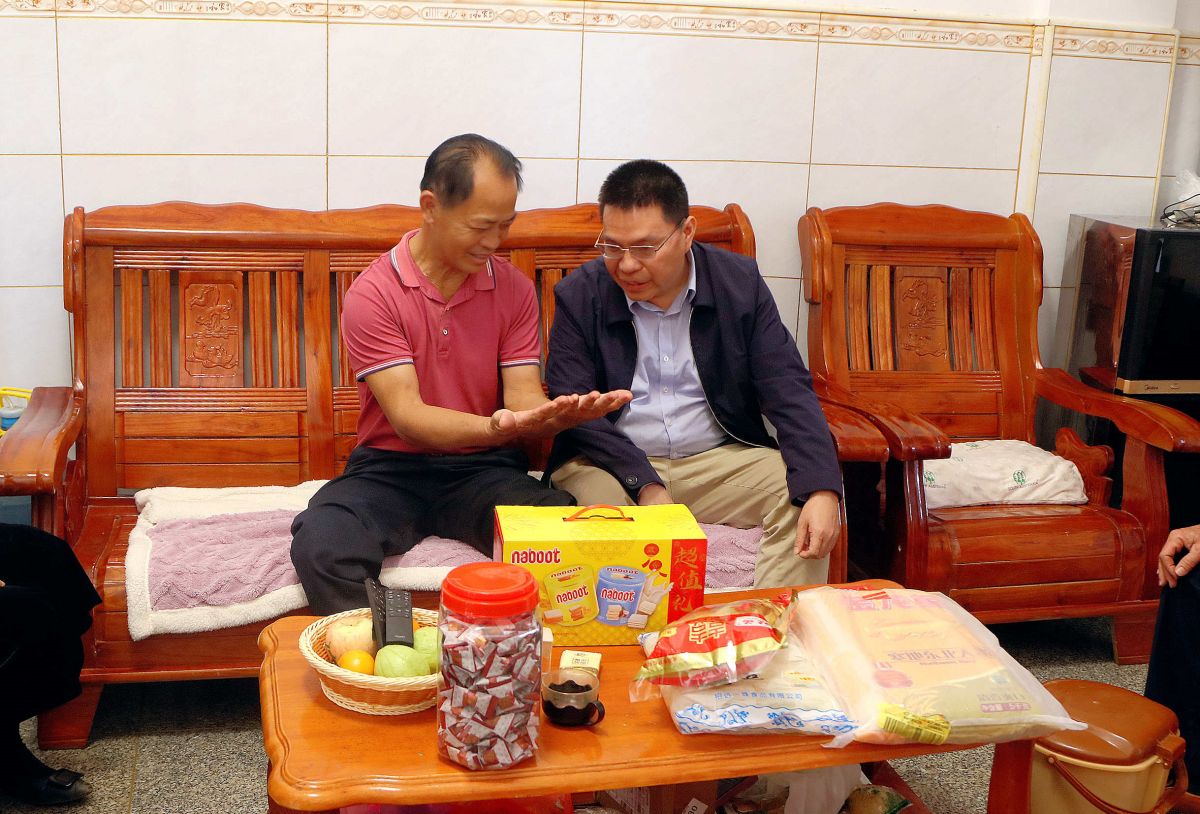 吴绍维检察长慰问老党员