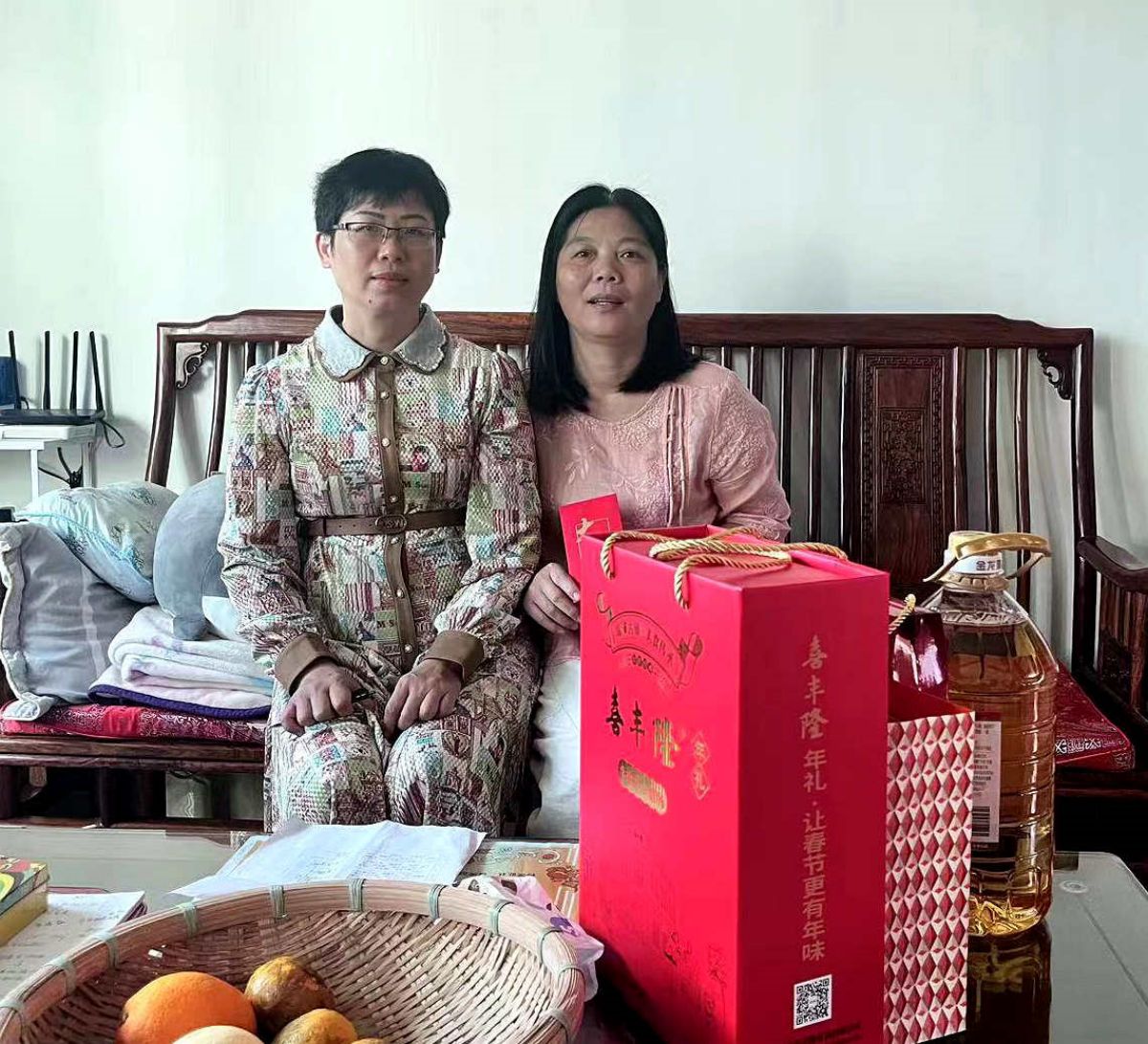 赖丽专委慰问干警遗孀