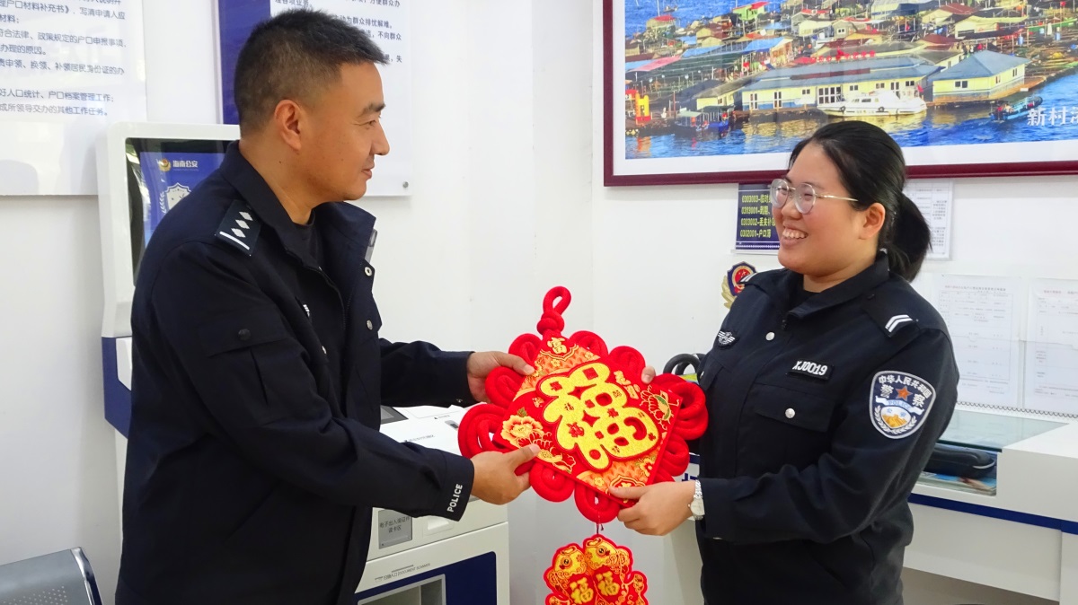 图为新村港海岸派出所张春来教导员送新春祝福给所民警。供图：黄恒