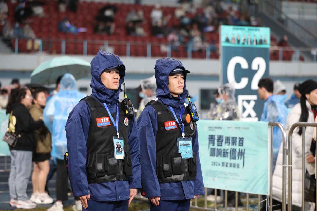 消防救援人员现场执勤 (2)