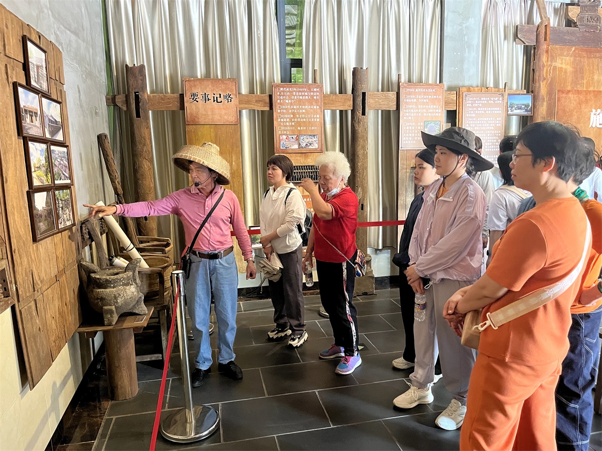在讲解员的带领下，女干警们参观了施茶村火山石斛园、石斛产品展示厅等。