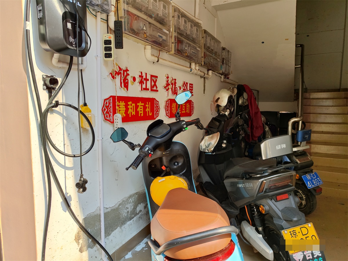 白沙小区电动自行车违规停放到安全出口 白沙消防责令立即改正 (7)_编辑