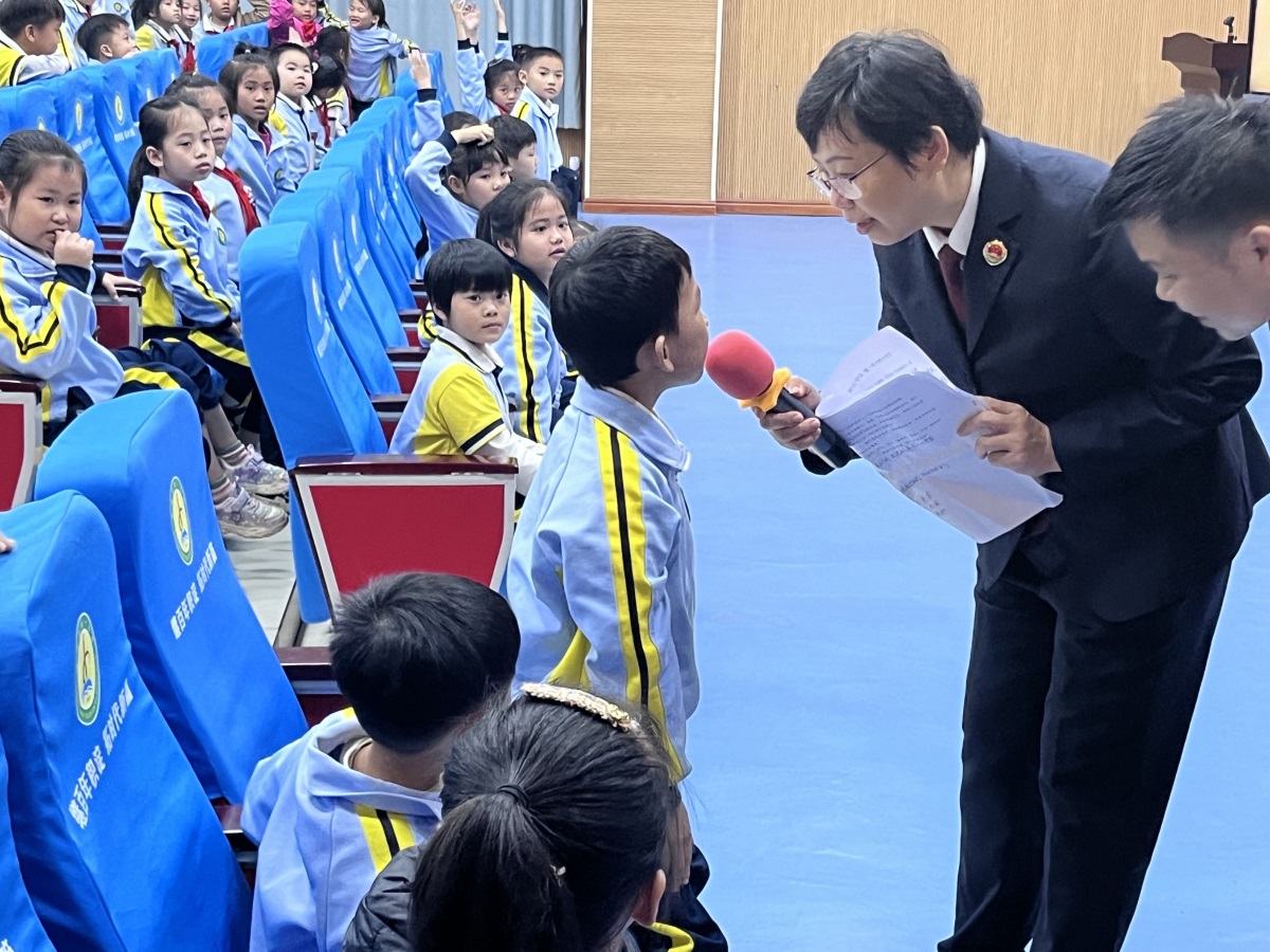 澄迈县检察院检察委员会专职委员赖丽为同学们讲授法治课3