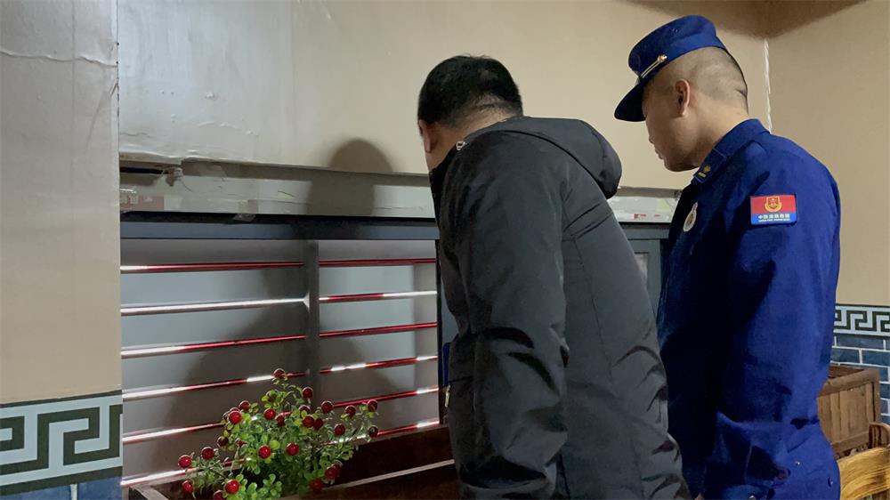 检查人员发现，该餐饮店二楼逃生窗口被广告牌遮挡 (1)