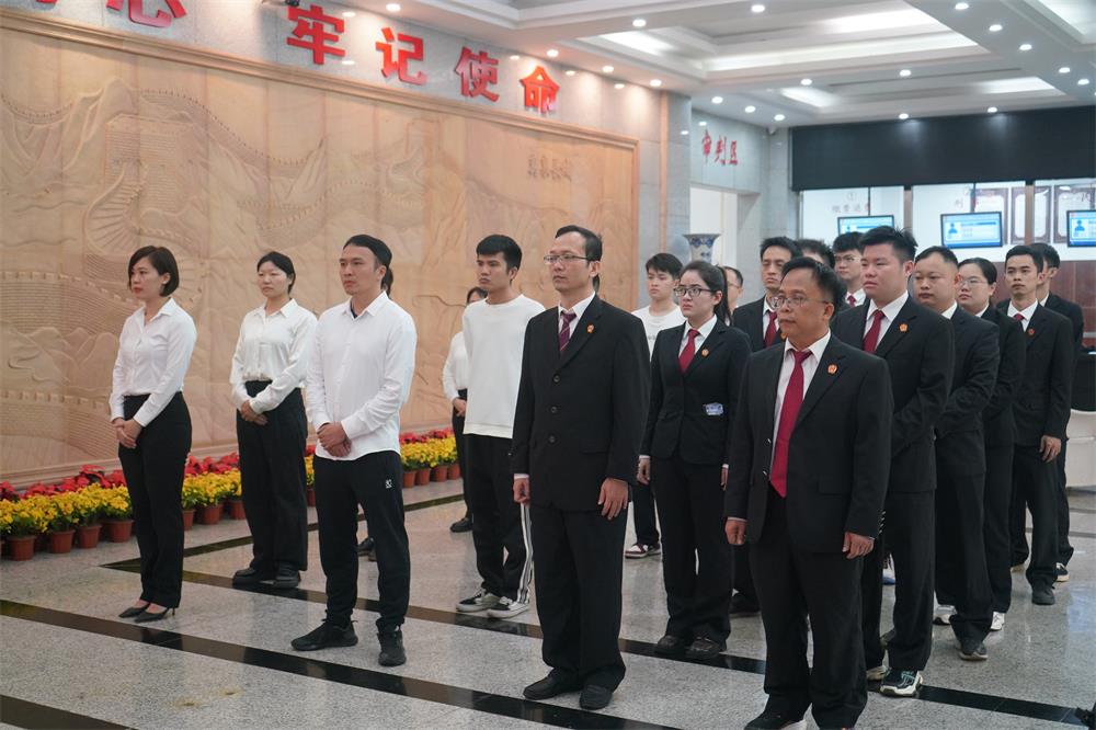 参加仪式人员。