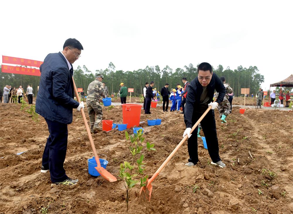 吴绍维检察长（右一）参加义务植树活动